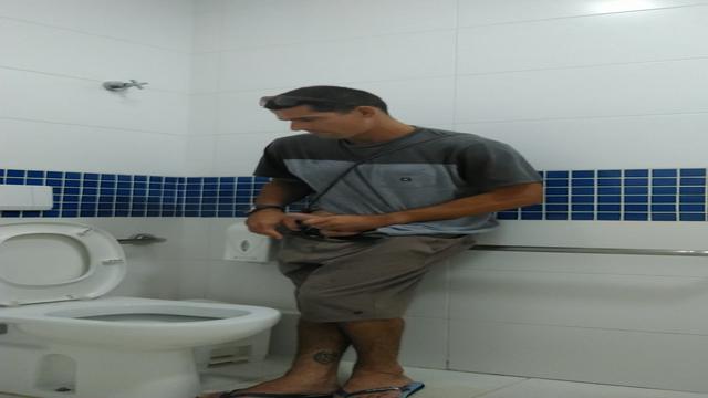 Batendo uma no banheiro do condomínio 