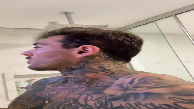 Lucas Lucco pelado mostrando o pênis