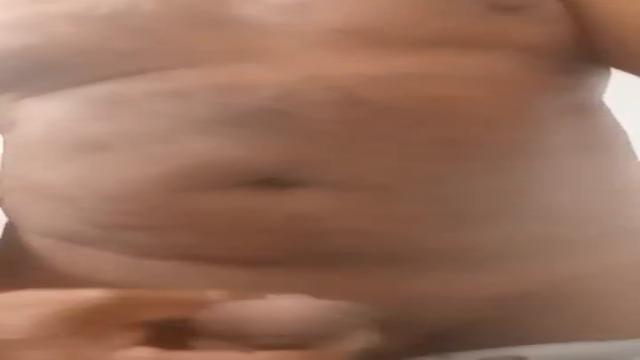 Mecânico safado demais aproveitou que a mulher saiu e deu aquela gozada inédita 50 aninhos e nem parece 