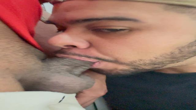 Mamando gostoso no terminal de ônibus 