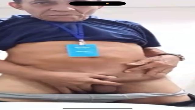 Coroa porteiro INÉDITO magrinho 59 anos tava trabalhando com tesao e foi no banheiro gozar delícia de cueca …