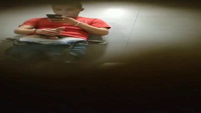 Batendo uma no banheiro da rodoviária 
