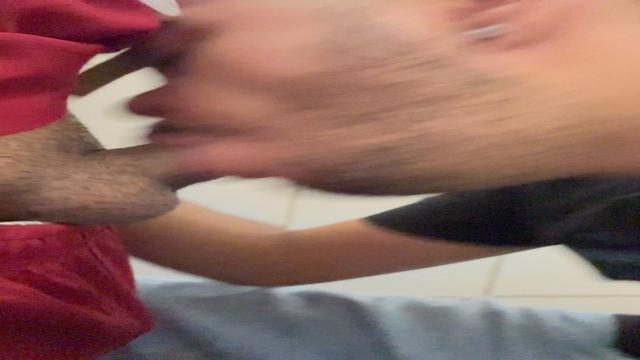 Mamando gostoso no banheiro da estação de trem 