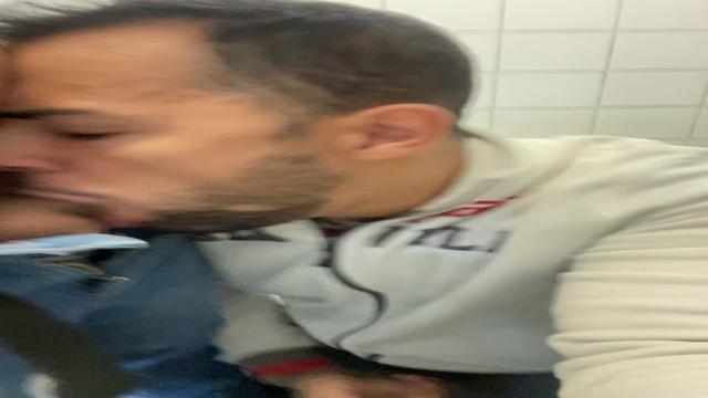 Entrei no banheiro do shopping e os machos já estava...