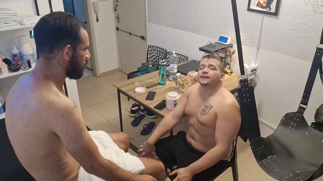 Recebendo massagem do ursao 