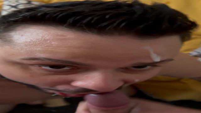 O alemão casado pauzudo jorrou leitão na minha cara 