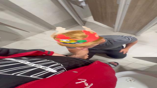 Bateu a larica e fui pegarum lanche no Fast Food...mas chegando lá encontrei um putinho no Grindr e acabei comendoa cuceta dele em público ??