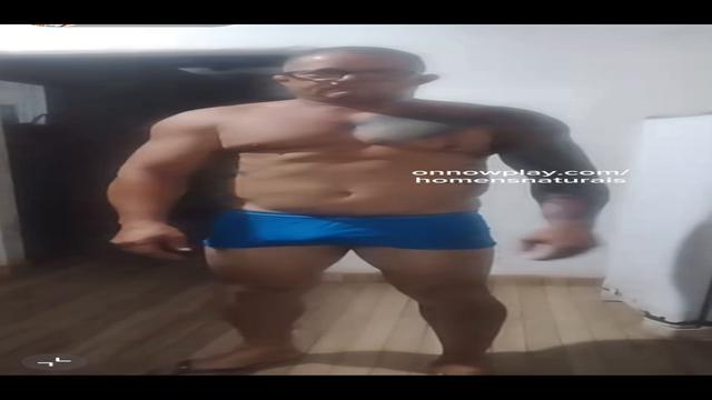 Paizão gostoso, não mostrou mas deixou ver a cueca