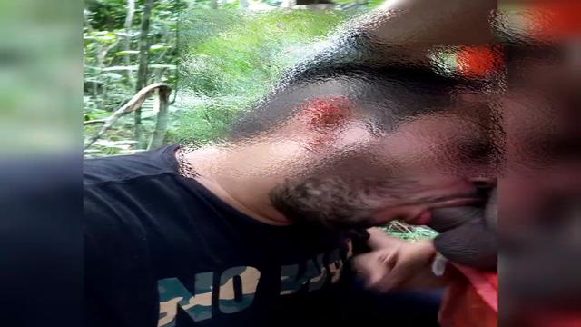 Pagando um pipo pro gari