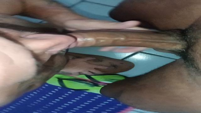 Macho colombiano casado, sempre quando fica livre da...