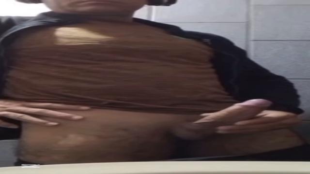 Coroa ciclista parou no banheiro do posto pra bater ...