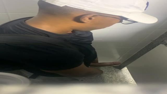 Negão dotado batendo uma no banheiro 