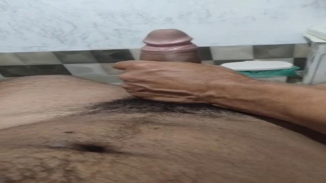 Macho forte batendo uma punheta pra mim