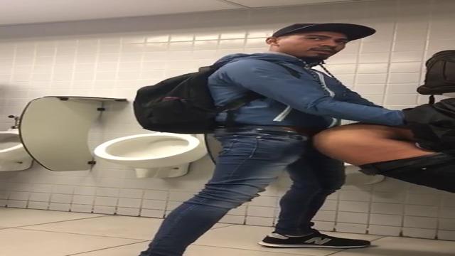Dois héteros fudendo dentro do banheiro