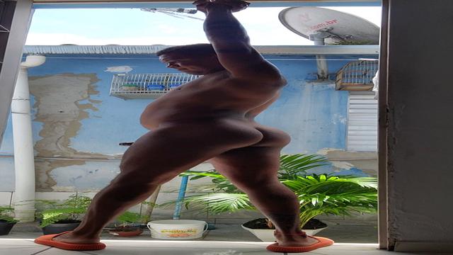 Na porta de casa esperando o vizinho pra mamar 