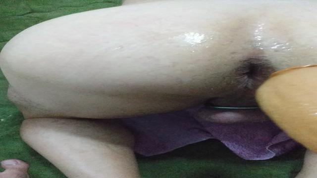 Metendo o consolo na cu da cadela 