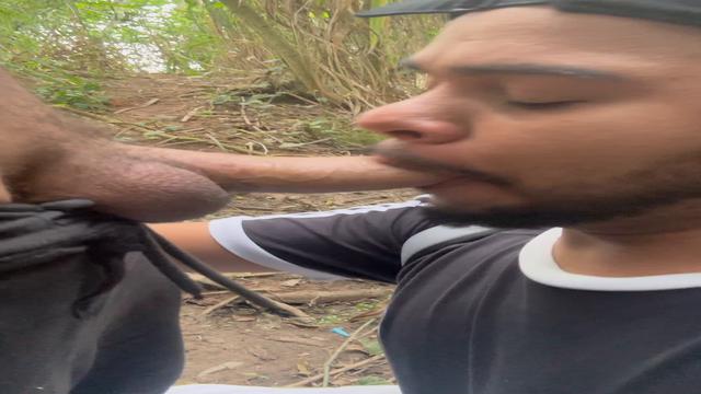 Paguei um boquetao pro macho casado no meio do mato 