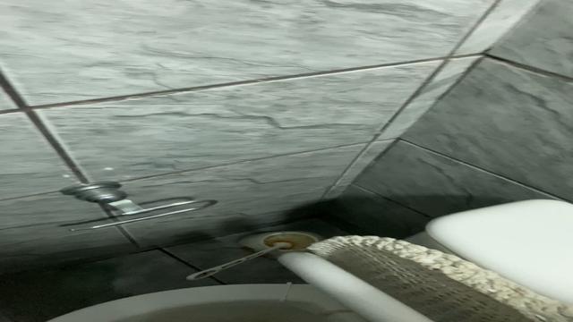 Bebado no banheiro do contratante de um show