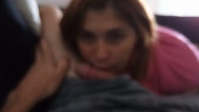 Esposa safada chupa a rola do marido no sofa coma po...