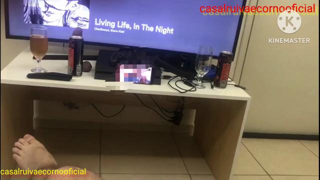 Marido sendo corno por vídeo chamada