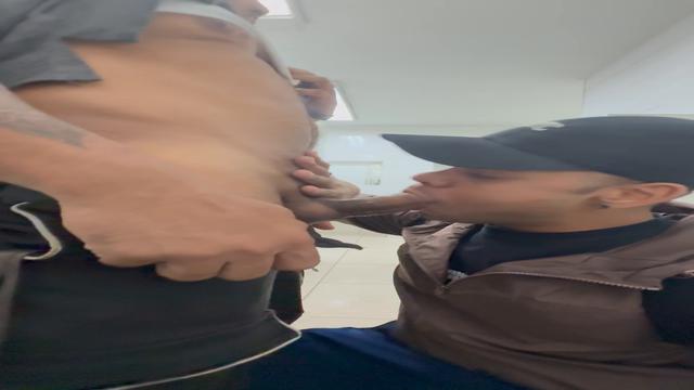 Putinho sendo mamado depois do trampo e leitando gos...