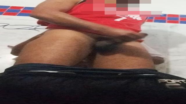 O Daddy do pau grande meteu fundo em mim no banheiro