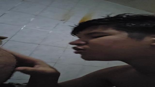 Tentei colocar a pica dentro do cuzinho do meu parça...