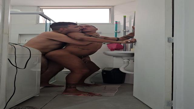 Safado foi tomar banho me pediu a toalha e meteu pic...