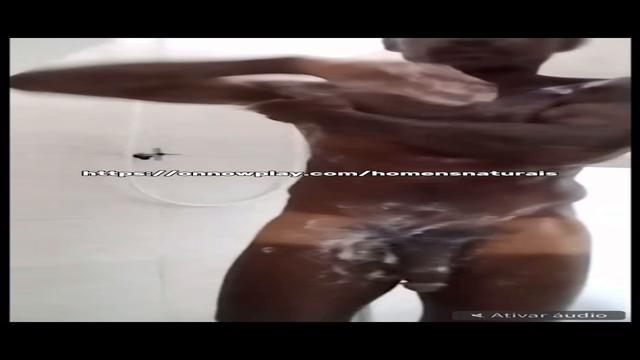 Moreno dotado no banho