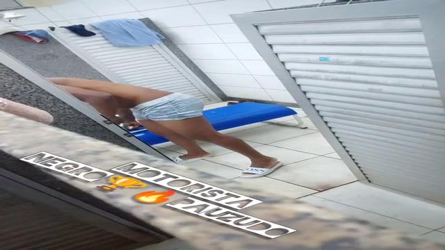 Motorista pauzudo no banho