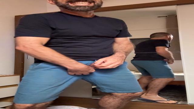 Exibindo o pau grosso. Vem engasgar na minha pica gr...