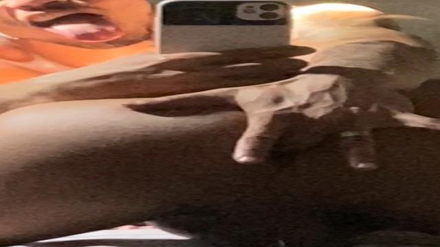 Coloquei o Dedo Na Boca e Enfiei Na Cuceta Safada