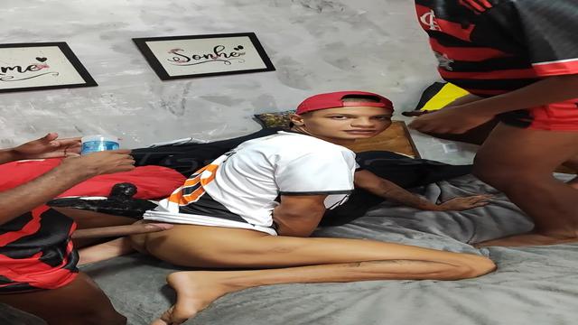 Vasco pagando a aposta pros flamenguistas .