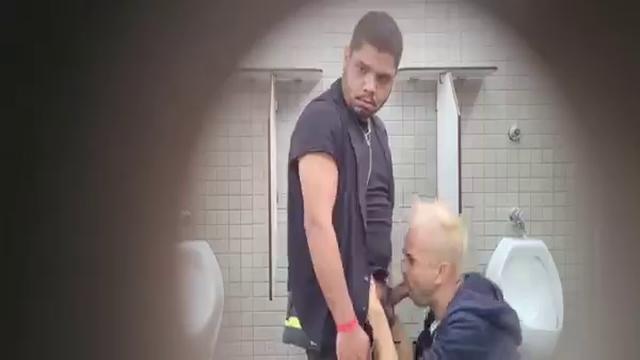 Vídeo 2 da pegação no banheiro 