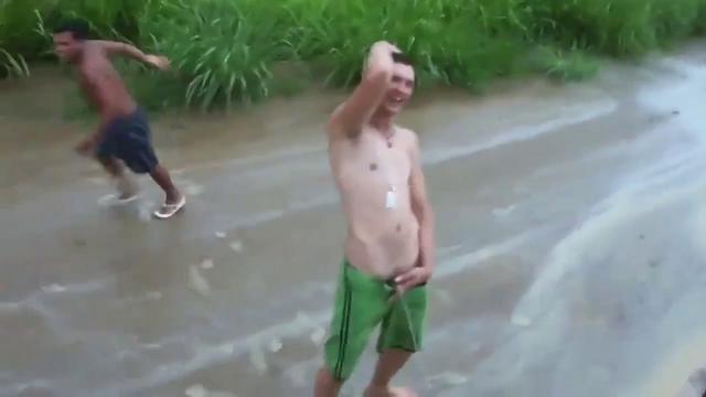 Amigos bêbados mijando