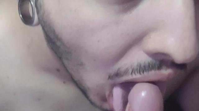  Tomando leitinho direto da mamadeira 