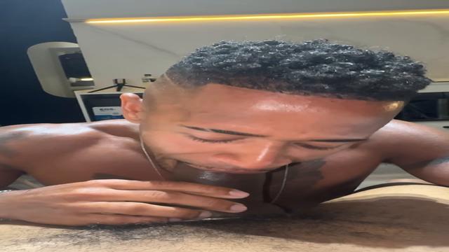 Fazendo o passivo chorar na piroca grossa .