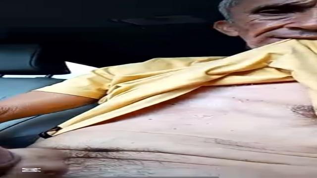 Coroa magrinho 58 anos mostrando dentro do carro iné...