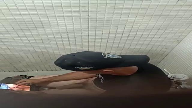 Batendo uma no banheiro da rodoviária 