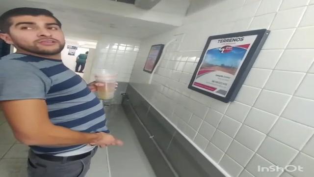 Heteros gostosos mijando de pau meia bomba dentro do...