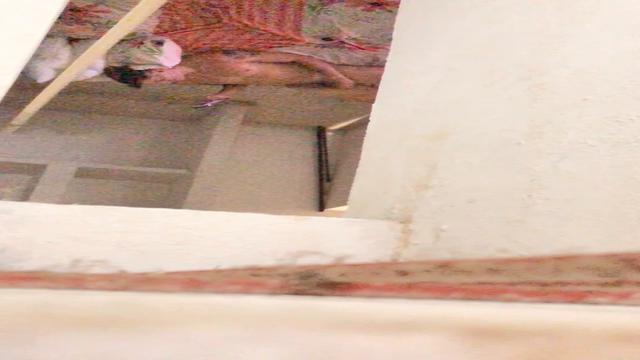 Vizinho novinho batendo uma 