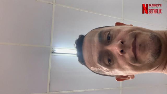 mamando o casado dotado no banheiro do supermercado 