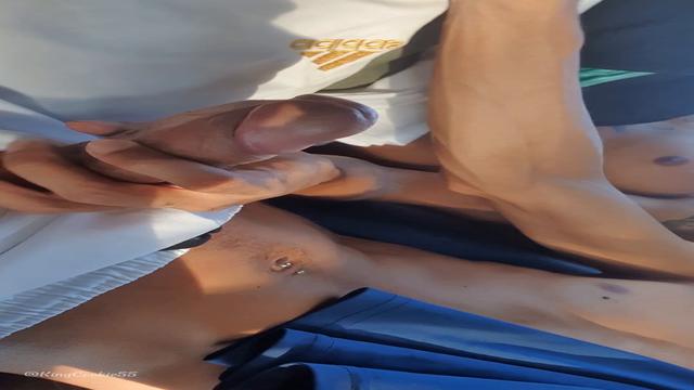 O novinho ficou com a piroca dura no onibus cheio e ...