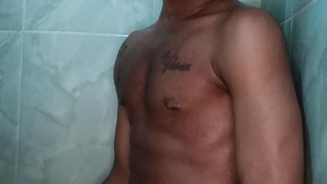 Solo Carioca se masturba enquanto toma banho 