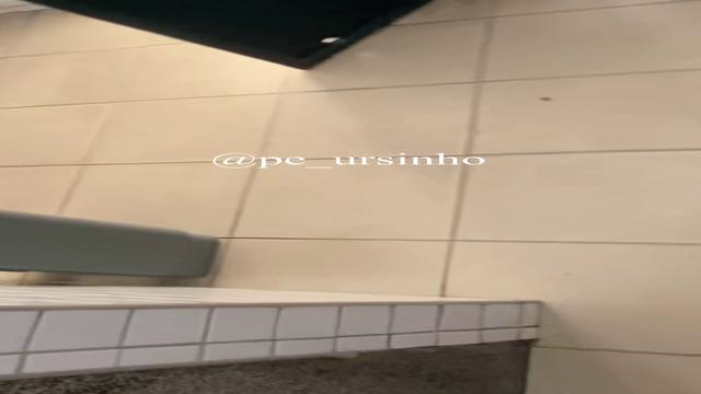 Exibicionismo e foda no wc