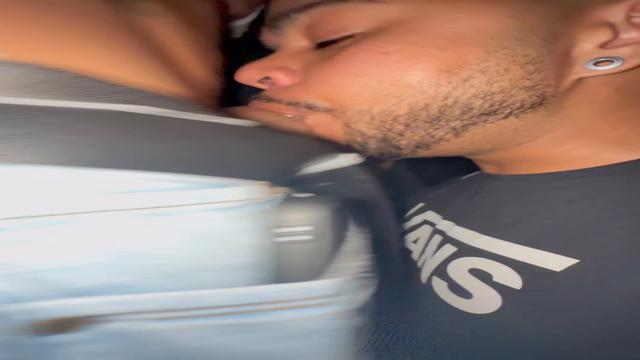 Caindo de boca na pica dos novinho na trilha e toman...