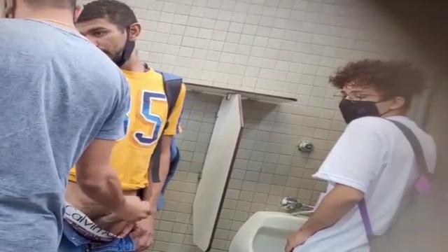 Casado gostoso do pauzão iberando pra mamar no banheiro