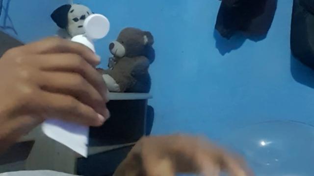 Masturbando e gozando no cuzinho de camisinha