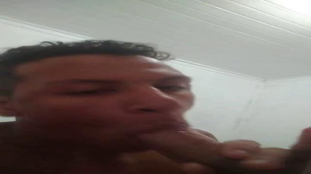 Mamando a rola grossa do namorado da minha amiga 