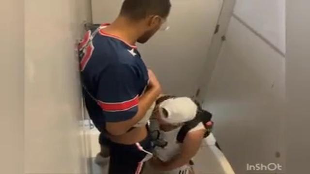 Pegacao e chupadas entre os machos de do banheiro   ...